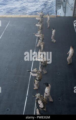 5. Flotte EINSATZGEBIET (Okt. 2010) 3, 2017) Marines bis 15 Marine Expeditionary Unit zugewiesen an Bord der Amphibisches Schiff USS America (LHA 6), führen Sie einen Live Fire Übung auf den Aufzug. Amerika ist das Flaggschiff der Amerika amphibische Gruppe und bereit, mit der begonnen 15 Marine Expeditionary Unit, ist in die USA 5 Flotte Bereich für Maßnahmen zur Erhöhung der Sicherheit im Seeverkehr im Einsatz Verbündeten und Partnern zu beruhigen und der Freiheit der Schiffahrt und des freien Handels in der Region erhalten. Stockfoto