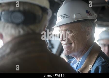 Badewanne, Maine (Sept. 29, 2017) der Sekretär der Marine Richard V. Spencer tours General Dynamics Badewanne Bügeleisen funktioniert Werft in Bath, Maine. Bei seinem Besuch, Spencer war in der Lage, direkt aus der Badewanne Mitarbeitern zu hören und Tour der geführt - Flugzerstörer USS Thomas Hudner (DDG116) und USS Michael Monsoor (DDG 1001). Stockfoto