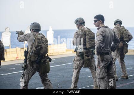 5. Flotte EINSATZGEBIET (Okt. 2010) 3, 2017) Marines bis 15 Marine Expeditionary Unit zugewiesen an Bord der Amphibisches Schiff USS America (LHA 6), führen Sie einen Live Fire Übung auf den Aufzug. Amerika ist das Flaggschiff der Amerika amphibische Gruppe und bereit, mit der begonnen 15 Marine Expeditionary Unit, ist in die USA 5 Flotte Bereich für Maßnahmen zur Erhöhung der Sicherheit im Seeverkehr im Einsatz Verbündeten und Partnern zu beruhigen und der Freiheit der Schiffahrt und des freien Handels in der Region erhalten. Stockfoto