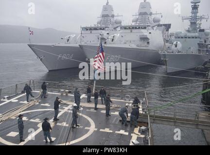 FASLANE, Schottland (Okt. 2010) 1, 2017) Segler Heben der Augenbraue der Arleigh-Burke-Klasse geführte-missile Destroyer USS Winston S. Churchill (DDG81) als das Schiff fährt Faslane, Schottland, während der Übung gewaltige Schild (FS) 2017. FS-17 ist eine in den USA 6 Flotte-led, Naval auffällig und Unterstützung der Kräfte der NATO-Übung zur Verbesserung der Interoperabilität der Alliierten in einem live-fire integrierte Luft- und Raketenabwehr Umgebung mit NATO-Kommando und Kontrolle Berichtsstrukturen. Stockfoto