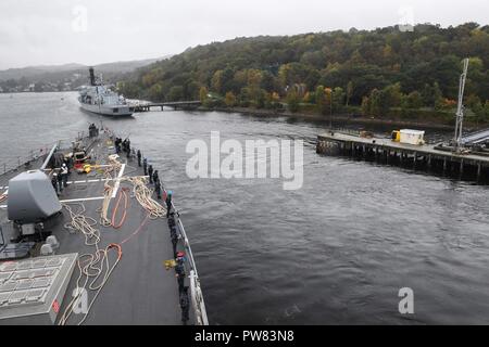 FASLANE, Schottland (Okt. 2010) 1, 2017) Der Arleigh-burke-Klasse geführte Anti-raketen-Zerstörer USS Donald Cook (DDG75) fährt Faslane, Schottland, in der Übung gewaltige Schild (FS) 2017 zu beteiligen. FS-17 ist eine in den USA 6 Flotte-led, Naval auffällig und Unterstützung der Kräfte der NATO-Übung durchgeführt, die Verbesserung der Interoperabilität der Alliierten in einem live-fire integrierte Luft- und Raketenabwehr Umwelt, den Einsatz der NATO Command und Control reporting Strukturen. Stockfoto