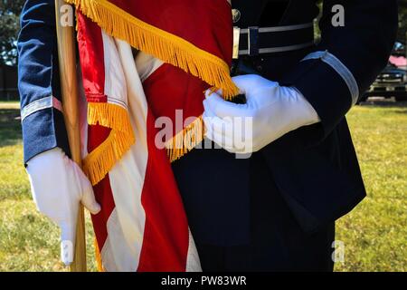 Airman 1st Class Jorge Rodriguez, 2 Maintenance Squadron zerstörungsfreie Prüfung Techniker, bereitet die Flagge für die Darstellung von Farben Detail in Barksdale Air Force Base, La., Okt. 2, 2017. Ehrengarde Bewerber werden auf ihre Präsentation des Selbst, die einheitliche benotet, Marching Fähigkeiten und mehr. Stockfoto