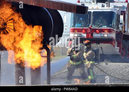 YOUNGSTOWN LUFT FINDEN STATION, Ohio - Air Force Reserve Feuerwehrmänner, die 910Th Bauingenieur Feuerwehr zugeordnet, ihre Techniken für eine simulierte Flugzeug Feuer für eine Gruppe von mehr als 30 Pädagogen an der Basis Fire Training Bereich hier, Sept. 27, 2017 demonstrieren. Der Zweck der Erzieher Awareness Event war, damit die Teilnehmer mehr über Air Force Reserve Karrierechancen von Ihren lokalen Recruiting Team zu lernen und haben ein tieferes Verständnis der 910th Mission und eine größere Wertschätzung für Luftwaffe finden Möglichkeiten, High School und College verfügbar Stockfoto