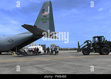 Mitglieder der 41 Airlift Squadron offload ein En Route Patienten Staging System 01.10.2017, San Juan, Puerto Rico. Der 41. und der 61., wie Fliegen, mehrere Missionen in Puerto Rico und den U.S. Virgin Islands Fracht und Transport mit medizinischem Personal und Patienten durch den Hurrikan Maria. Stockfoto