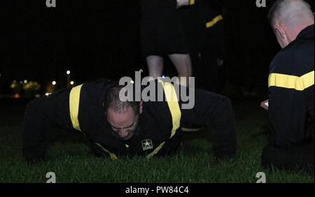 Ein Iron Horse medic führt pushups als Teil der Army Ranger körperliche Fitness Test während der Iron Horse beste Medic Wettbewerb auf Pershing Feld Fort Carson, Colo., Okt. 3, 2017. Stockfoto