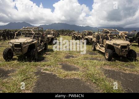 Utility Task Fahrzeuge 3. Bataillon zugeordnet, 3. Marine Regiment, Warten auf Flugzeuge bei der Landung Zone Westfield geladen werden, Marine Corps Air Station (WAB) Kaneohe Bay, Oktober 3, 2017. Die Einheit ist Abflug von WAB Kaneohe Bay nach Kahuku Ausbildung, um in einem Marine Corps Combat Readiness Evaluation, eine Vorschrift, dass alle einsetzbaren Einheiten zweimal ausführen muss, um für reale Situationen und kommenden Bereitstellungen vorbereiten zu beteiligen. Stockfoto