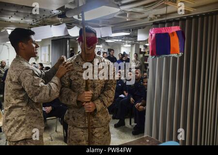 Mittelmeer (Okt. 2010) 3, 2017) US Marine Sgt. Lorenzo Simonds, aus Miami, bereitet eine piñata während ein Hispanic Heritage Monat Feier an Bord der San Antonio-Klasse amphibious Transport dock Schiff USS San Diego LPD (22) Okt. 3, 2017 zu schlagen. San Diego ist, implementiert mit der Amerika Amphibious Ready Gruppe und dem 15 Marine Expeditionary Unit maritime Sicherheit und Theater die sicherheitspolitische Zusammenarbeit in den Bemühungen, die in den USA 6 Flotte Bereich der Aktivitäten zu unterstützen. Stockfoto