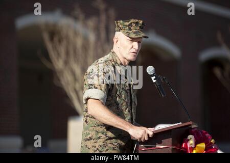 Us Marine Corps Brig. Gen. William J. Bowers, Präsident der Marine Corps University, Adressen Marines während des Personal Non-Commissioned Officer Academy Ribbon Cutting in Camp Johnson N.C., Oktober 3, 2017. Der Zweck der Ribbon Cutting war Neueste das Marine Corps der Universität zusätzlich zu den professionellen militärischen Bildung Plattform einzuführen. Stockfoto