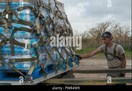 Senior Airman Cody Alverson, 821St Contingency Response Squadron port Dawg, führt eine Palette von Wasser auf ein halvorsen K-Lader in Aguadilla, Puerto Rico, Okt, 3, 2017. Die 821St Contingency Response Group bereitgestellt nach Puerto Rico ein Cargo Hub liefert und humanitäre Hilfe, dass Hurrikan Maria Hilfsmaßnahmen wird durch die Karibik, um Support zu erhalten. Stockfoto