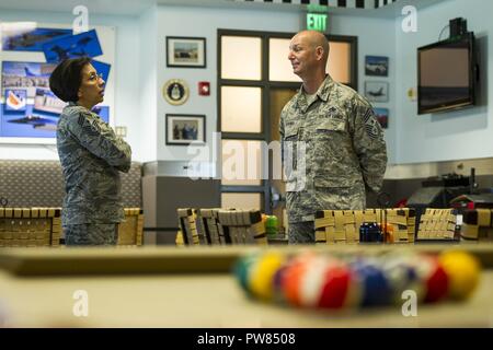 Chief Master Sgt. Ericka Kelly, Befehl Chief, Air Force Reserve Command, Robins Air Force Base, Georgien, Gespräche mit Chief Master Sgt. Friedrich Becking, Command Chief, 482Nd Fighter Wing beim Besuchen der Homestead Air Reserve Base, Florida, 3. Oktober 2017. Generalleutnant Maryanne Miller, Generalmajor Kenneth Lewis und Chief Master Sgt. Ericka Kelly besuchte die 482Nd Fighter Wing auf Schäden und Reparaturen, nach dem Hurrikan Irma am 10. September 2017 getroffen worden war zu prüfen. Stockfoto