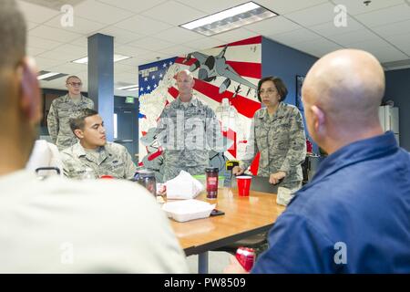 Chief Master Sgt. Ericka Kelly, Befehl Chief, Air Force Reserve Command, Robins Air Force Base, Georgien, und Chief Master Sgt. Friedrich Becking, Command Chief, 482Nd Fighter Wing, sprechen mit Fliegern aus dem 482Nd Aircraft Maintenance Squadron, bei einem Besuch in Homestead Air Reserve Base, Florida, 3. Oktober 2017. Generalleutnant Maryanne Miller, Generalmajor Kenneth Lewis und Chief Master Sgt. Ericka Kelly besuchte die 482Nd Fighter Wing auf Schäden und Reparaturen, nach dem Hurrikan Irma am 10. September 2017 getroffen worden war zu prüfen. Stockfoto