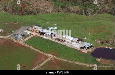 Die Verwüstung durch den Hurrikan Maria ist von oben aus einer US-amerikanischen Zoll- und Grenzschutzbehörden, Luft und Marine Operations, Black Hawk in den westlichen Bergen von Puerto Rico, 3. Oktober 2017 gesehen. Us-amerikanischen Zoll- und Grenzschutz Stockfoto