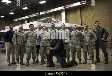 Herschel Walker, ehemaliger professioneller Athlet, nimmt ein Gruppenfoto mit Flieger auf der 62 Aircraft Maintenance Unit bei Luke Air Force Base, Ariz., Okt. 3, 2017 zugeordnet. Bei seinem Besuch, Wanderer ging an verschiedene Einheiten rund um Base zu interagieren und eine verbringen - an - eine Zeit mit Flieger. Stockfoto