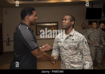 Herschel Walker, ehemaliger professioneller Athlet, schüttelt Hände mit Staff Sgt. Ned McCaster, 62 Aircraft Maintenance Unit F-35 integrierter Avionik, Spezialist, bei Luke Air Force Base, Ariz., Okt. 3, 2017. Zum Abschluss seiner Rede, Walker leitete eine Meet-and-Greet und Fototermin für alle Flieger anwesend. Stockfoto