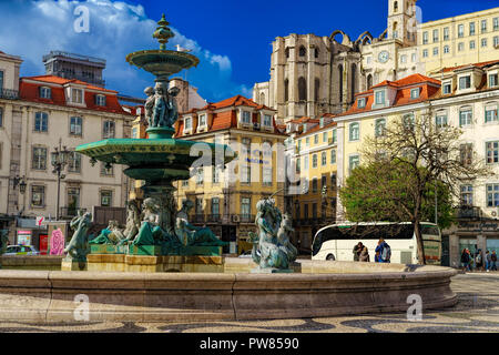 Lissabon, Portugal, 29. April - 2018. Schöne Aussicht auf den Brunnen auf dem Platz Rossio mit Spalte in den sonnigen Tag. Lissabon. Portugal Stockfoto