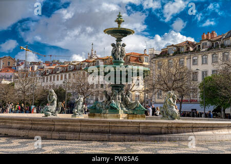 Lissabon, Portugal, 29. April - 2018. Schöne Aussicht auf den Brunnen auf dem Platz Rossio mit Spalte in den sonnigen Tag. Lissabon. Portugal Stockfoto