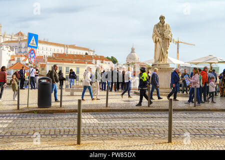 Lissabon - April 01, 2018: Die Menschen erkunden Sie die engen Gassen der Alfama in Lissabon Stockfoto