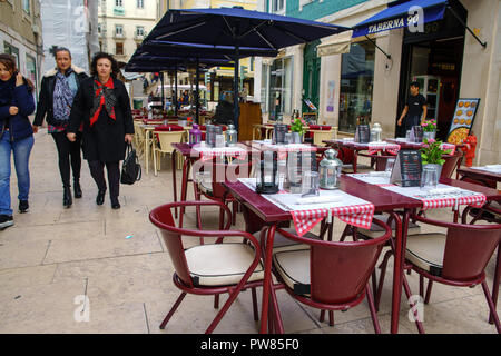 Lissabon - April 01, 2018: Cafe Terrasse in der pedestria Bereich des Barrio Alto, obere Stadt, in Lissabon. In den frühen Morgenstunden, Warten auf die Tannen Stockfoto