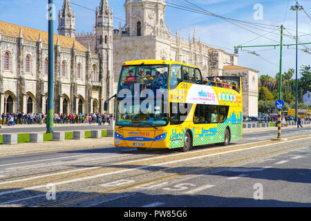 Lissabon - April 01, 2018: Die Lissabon Sightseeing Bus Tour in Lissabon, Portugal. Die Lissabon-bus tour ist beliebter Service für Touristen. Stockfoto