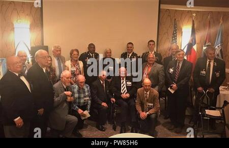 Command Sgt. Maj. John Johnson und Oberst Sean Bernabe, Task Force Marne command Sergeant Major und Kommandant, für ein Foto mit den Mitgliedern der Gesellschaft des dritten Infanteriedivision während der 98. jährliche Reunion pose Sept. 30 in San Antonio. Die Reunion nicht nur auf die Geschichte der Teilung, sondern den bevorstehenden hundertjährigen Feier im November. Stockfoto