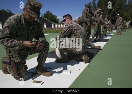 Staff Sgt. Jorge Estrada, ein Lager Sekretärin am 31 Marine Expeditionary Unit, lädt eine M9A1 9-mm-Pistole Magazin während der Treffsicherheit Training im Camp Hansen, Okinawa, Japan, Oktober 4, 2017. Marines mit dem 31 MEU an jährlichen Trainings Pistole Qualifikation zu verbessern und zur Bekämpfung bereit halten. Wie das Marine Corps' nur kontinuierlich vorwärts - eingesetzt, die 31 MEU luft-Boden-Logistik Team bietet eine flexible Kraft, bereit, eine breite Palette von militärischen Operationen auszuführen, von begrenzt zur Bekämpfung der humanitären Hilfsmaßnahmen, der gesamten Indo-Asia Stockfoto