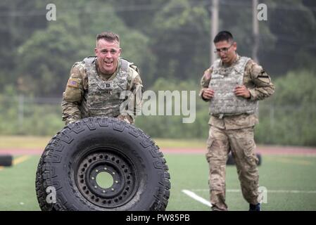 CAMP CASEY, Republik Korea: Kapitän Brian Calandra (15 Brigade Support Battalion, 2nd Armored Brigade Combat Team, 1.Kavallerie Division) konkurriert während der acht Armee beste Medic Wettbewerb am 27. September 2017. Soldaten, die in Zweierteams gegeneinander während mehrerer Ereignisse auf dem Kurs von zwei Tagen konkurrierten. Das Siegerteam wird auf sie achte Armee in der Armee beste Medic Wettbewerb 27. Oktober bis 2. November vertreten, 2017 im Camp Bullis, Texas. Stockfoto