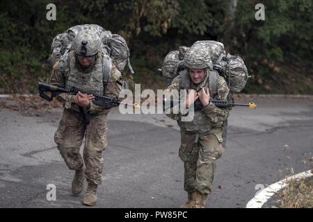 CAMP HOVEY, Republik Korea: Kapitän Brian Calandra (15 Brigade Support Battalion, 2nd Armored Brigade Combat Team, 1.Kavallerie Division) und SPC. Juan Villegas (1st Battalion, 8th Cavalry Regiment, 2. gepanzerte Brigade Combat Team, 1.Kavallerie Division) in der Nähe des Endes der Ruck März Teil während der acht Armee beste Medic Wettbewerb am 27. September 2017. Soldaten, die in Zweierteams gegeneinander während mehrerer Ereignisse auf dem Kurs von zwei Tagen konkurrierten. Das Siegerteam wird auf sie achte Armee in der Armee beste Medic Wettbewerb 27. Oktober bis 2. November vertreten, 2017 am Lager Bu Stockfoto