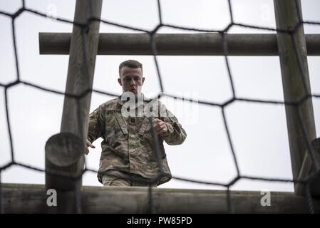 CAMP HOVEY, Republik Korea: Kapitän Brian Calandra (15 Brigade Support Battalion, 2nd Armored Brigade Combat Team, 1.Kavallerie Division) macht seinen Weg über ein Hindernis während der acht Armee beste Medic Wettbewerb am 27. September 2017. Soldaten, die in Zweierteams gegeneinander während mehrerer Ereignisse auf dem Kurs von zwei Tagen konkurrierten. Das Siegerteam wird auf sie achte Armee in der Armee beste Medic Wettbewerb 27. Oktober bis 2. November vertreten, 2017 im Camp Bullis, Texas. Stockfoto