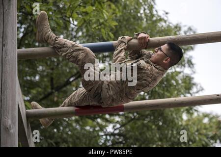 CAMP HOVEY, Republik Korea: Spc. Juan Villegas (1st Battalion, 8th Cavalry Regiment, 2. gepanzerte Brigade Combat Team, 1.Kavallerie Division) klettert und über ein Hindernis während der acht Armee beste Medic Wettbewerb am 27. September 2017. Soldaten, die in Zweierteams gegeneinander während mehrerer Ereignisse auf dem Kurs von zwei Tagen konkurrierten. Das Siegerteam wird auf sie achte Armee in der Armee beste Medic Wettbewerb 27. Oktober bis 2. November vertreten, 2017 im Camp Bullis, Texas. Stockfoto