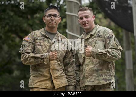 CAMP HOVEY, Republik Korea: Kapitän Brian Calandra (15 Brigade Support Battalion, 2nd Armored Brigade Combat Team, 1.Kavallerie Division) und SPC. Juan Villegas (1st Battalion, 8th Cavalry Regiment, 2. gepanzerte Brigade Combat Team, 1.Kavallerie Division) Pose nach Abschluss der Hindernisparcours während der acht Armee beste Medic Wettbewerb am 27. September 2017. Kapitän Calandra und SPC. Villegas schlagen alle anderen Mannschaften der 8. Armee beste Medic Team für 2017 zu werden. Sie Dann achte Armee in der Armee beste Medic Wettbewerb 27. Oktober bis 2. November vertreten, 2017 im Camp Bull Stockfoto