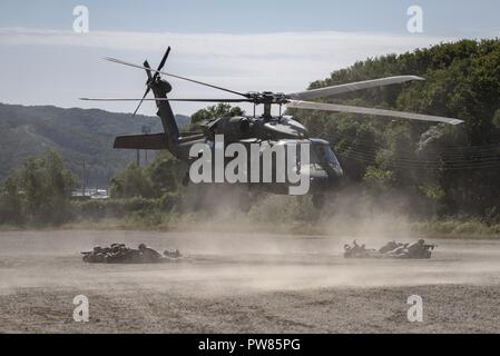 RODRIGUEZ FEUER KOMPLEX, Republik Korea: EIN UH-60 Black Hawk steigt Nachdem Sie die Mannschaften, die in der Achten Armee beste Medic Wettbewerb konkurrieren. Soldaten, die in Zweierteams gegeneinander während mehrerer Ereignisse auf dem Kurs von zwei Tagen konkurrierten. Das Siegerteam wird auf sie achte Armee in der Armee beste Medic Wettbewerb 27. Oktober bis 2. November vertreten, 2017 im Camp Bullis, Texas. Stockfoto