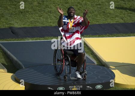 Pensionierte Armee SPC. Anthony Pone reagiert auf Gold Im 2017 Invictus Spiele in Toronto, Kanada, Sept. 24, 2017. Die Invictus Games, von Prinz Harry im Jahr 2014 gegründet, vereint die Verwundeten und verletzten Veteranen aus 17 Nationen für 12 adaptive Sportveranstaltungen, einschließlich Leichtathletik, Rollstuhl basketball Rollstuhl Rugby, Schwimmen, Volleyball, und Neu in der 2017 Spiele, Golf. Stockfoto