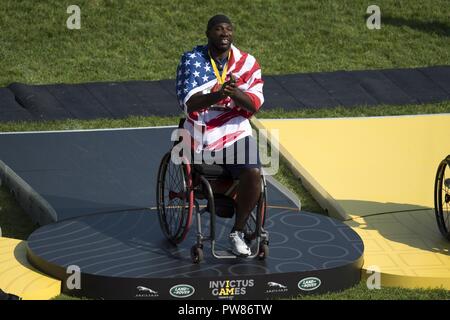 Pensionierte Armee SPC. Anthony Pone reagiert auf Gold Im 2017 Invictus Spiele in Toronto, Kanada, Sept. 24, 2017. Die Invictus Games, von Prinz Harry im Jahr 2014 gegründet, vereint die Verwundeten und verletzten Veteranen aus 17 Nationen für 12 adaptive Sportveranstaltungen, einschließlich Leichtathletik, Rollstuhl basketball Rollstuhl Rugby, Schwimmen, Volleyball, und Neu in der 2017 Spiele, Golf. Stockfoto