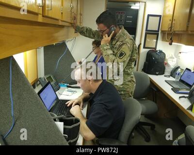 Der internationale Flughafen Aguadilla, Puerto Rico - Soldaten zu einer Firma zugeordnet, 63 Expeditionary Signal Battalion, 35th Theater taktische Signal Brigade hat die Kommunikation Netzwerkfunktionen für diverse humanitäre Koalitionen und Hilfsmaßnahmen bei Naturkatastrophen in allen Phasen vor, während und nach. Us-Armee Soldaten links Hunter Army Airfield, um bereitgestellt werden in der Unterstützung der Mission auf dem Boden in Puerto Rico. Stockfoto