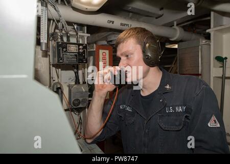 5. Flotte EINSATZGEBIET (Okt. 2010) 17, 2017) in der 2. Klasse Engineman Robert Kuykendall, ein Eingeborener von Austin, Texas, zu der Hauptantriebsanlage Abteilung zugewiesen an Bord der Amphibischen dock Landung Schiff USS Pearl Harbor (LSD 52), führt die routinemäßige Wartung Kontrollen in den Maschinenraum. Pearl Harbor ist Teil der Amerika Amphibious Ready Group (ARG) und, mit dem begonnen 15 Marine Expeditionary Unit (MEU), ist zur Unterstützung der Maritime Security Operations und Theater Sicherheit Zusammenarbeit in den USA 5 Flotte Bereich der Operationen eingesetzt. Stockfoto