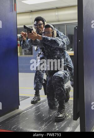 GREAT LAKES, Illinois (Sept. 21, 2017) der Maschinist Mate 2. Klasse Mikal McGee, Links, beauftragt die Gunner Mate 2. Klasse Thuan Vo auf der USS Wisconsin live - Feuer im Training Befehl Rekrutieren (RTC). Etwa 30,000-40,000 Rekruten Absolvent jährlich von RTC. Stockfoto