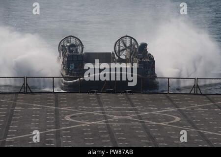 5. Flotte EINSATZGEBIET (Okt. 2010) 21, 2017) eine Landing Craft, Luftkissen (LCAC), von Seglern des Angriffs Handwerk Einheit 5 betrieben wird, kehrt in den Amphibischen dock Landung Schiff USS Pearl Harbor (LSD 52) folgenden Entwicklungen an Land zur Unterstützung der Bügeleisen Magic 18. Bügeleisen Magic 18 ist eine kombinierte Waffen live-fire bilaterales Engagement bedeutet, um Ebenen der Zusammenarbeit zu erweitern, die gegenseitige maritimen Fähigkeiten zu verbessern und die langfristige Stabilität in der Region und die Interoperabilität zwischen den US-Streitkräften und den Vereinigten Arabischen Emiraten Streitkräfte. Stockfoto