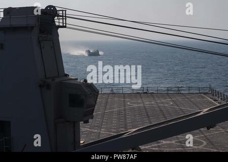 5. Flotte EINSATZGEBIET (Okt. 2010) 21, 2017) eine Landing Craft, Luftkissen (LCAC), von Seglern des Angriffs Handwerk Einheit 5 betrieben wird, kehrt in den Amphibischen dock Landung Schiff USS Pearl Harbor (LSD 52) folgenden Entwicklungen an Land zur Unterstützung der Bügeleisen Magic 18. Bügeleisen Magic 18 ist eine kombinierte Waffen live-fire bilaterales Engagement bedeutet, um Ebenen der Zusammenarbeit zu erweitern, die gegenseitige maritimen Fähigkeiten zu verbessern und die langfristige Stabilität in der Region und die Interoperabilität zwischen den US-Streitkräften und den Vereinigten Arabischen Emiraten Streitkräfte. Stockfoto