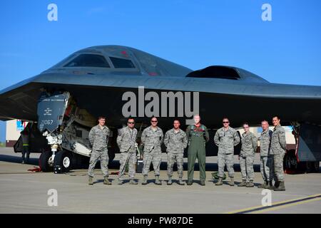 Us Air Force Staff Sgt. Patrick Nelson, Center, einer engagierten Mannschaft Leiter der 509th Aircraft Maintenance Squadron zugeordnet, sammelt mit Mitgliedern des Team Whiteman nach seinem Flug in einer B-2 Spirit an Whiteman Air Force Base, Calif., Sept. 21, 2017. Nelson war als der 509th Maintenance Group Crew Chief des Jahres 2016 aus 19 engagierten Mannschaft Leiter gewählt und war die Gelegenheit, in einer B-2 Spirit zu fliegen. Stockfoto