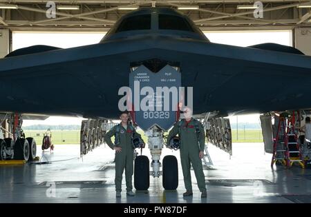 Us Air Force Tech. Sgt. Scott Leavitt, Links, einer engagierten Mannschaft Leiter der uad-2 Aircraft Maintenance Squadron (AMXS), und die Mitarbeiter der Sgt. Patrick Nelson, rechts, einer engagierten Mannschaft Leiter der 509th AMXS, für ihren Flug in ein B-2 Spirit an Whiteman Air Force Base, Calif., Sept. 21, 2017 vorbereiten. Die beiden engagierten Mannschaft Leiter wurden für dieses Incentive Flug für Ihre Entschlossenheit, sich selbst und die anderen Flieger zu verbessern. Stockfoto