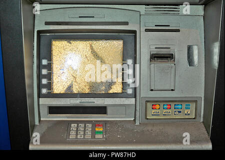 Vandalized ATM Geldautomaten in der Nacht zerbrochen Bildschirm angezeigt Stockfoto