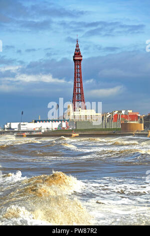 Große Wellen auf Blackpools Strandpromenade an einem warmen sonnigen Oktober Tag brechen Stockfoto