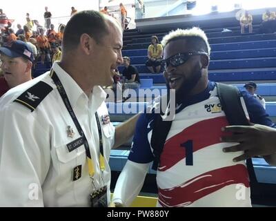 Kol. Mathew St. Laurent gibt etwas Ermutigung und teilt ein Lachen mit Pensionierte Sgt. Bobby Green, der im Fort Sam Houston WTB erholt. Stockfoto