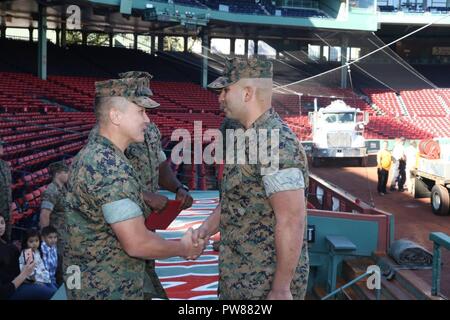 Us Marine Corps Maj. Tommy L. Olson, der kommandierende Offizier der einziehenden Station Springfield, gratuliert US Marine Corps Staff Sgt. Eladio Soto, Recruiter, Recruiting Unterstation Worcester, während der Werbeaktion Zeremonie am Fenway Park in Boston, Mass., Nov. 2, 2017. Stockfoto