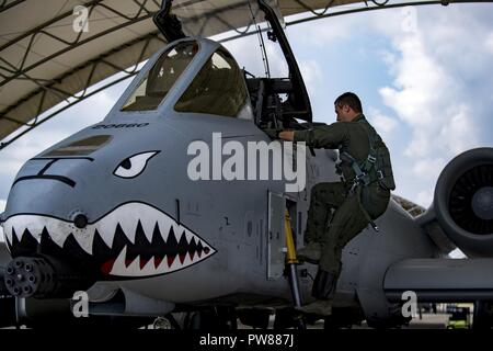 Us Air Force Reserve Maj. Matt Paetzhold, 76th Fighter Squadron C A-10 Thunderbolt II instructor Pilot an Bord einer C A-10 Thunderbolt II, Sept. 9, 2017, bei Moody Air Force Base, Ga Nach dem Studium die Waffen Instructor Kurs klettert, Paetzhold verband die Flieger, die als taktischer und operativer Berater für militärische Führer auf allen Ebenen dienen. Wegen der Beziehung zwischen der 75th und 76th FS FS, Paetzhold ist schiefergedeckt, wie das 75-FSs Waffen Officer zu implementieren. Stockfoto