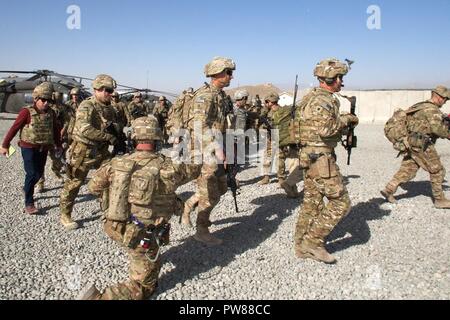 Task Force Südosten Polizei Advisor Team (PAT) unter der Leitung von Major Kevin Nicklay aus der 3ID Main Command Post operative Trennung führt eine persistente Zug, Beraten und Unterstützen (PTAA) der afghanischen Polizei (ANP) 303rd Zone. Stockfoto