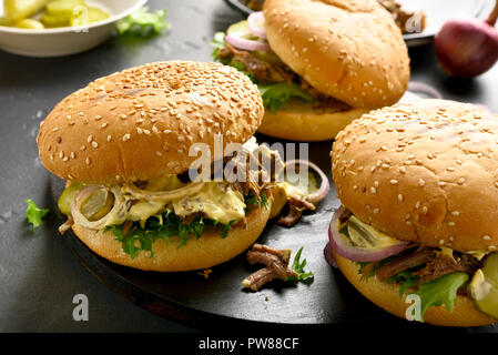 Lecker zog Beef Burger mit Gemüse auf dem Schwarzen Brett Stockfoto