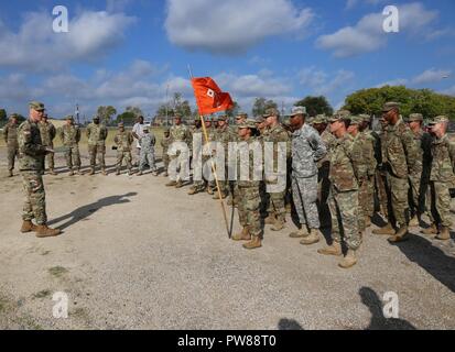 Während das System die Verfeinerung Demonstration in Fort Hood, Texas, im September, Oberstleutnant Mark Henderson, Product Manager für die Modernisierung des Netzes, stellt Zertifikate der Wertschätzung an Soldaten der 57th Expeditionary Signal Battalion für ihre Bemühungen, bei der Prüfung einer Expeditionary radio system während NIE 17.2. "Wir haben in der Vergangenheit erhalten, die tief verwurzelten Denkrichtung, die für Anschaffungs- und Änderungen haben Jahre dauern", sagte Henderson. Stockfoto