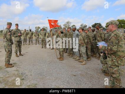 Während das System die Verfeinerung Demonstration in Fort Hood, Texas, im September, Oberstleutnant Mark Henderson, der zweite von links, Product Manager für die Modernisierung des Netzes, stellt Zertifikate der Wertschätzung an Soldaten der 57th Expeditionary Signal Battalion für ihre Bemühungen, bei der Prüfung einer Expeditionary radio system während NIE 17.2. "Wir haben in der Vergangenheit erhalten, die tief verwurzelten Denkrichtung, die für Anschaffungs- und Änderungen haben Jahre dauern", sagte Henderson. Stockfoto