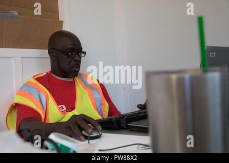 ATLANTA, GA - Clifford Steele von der US-Armee Korps der Ingenieure (Usace) Logistik Planung und Response Team (Lprt) ist ein Teil der Besatzung von zehn Logistiker aus allen Teilen der Vereinigten Staaten. Das Team hier arbeitet mit FEMA und die Estes Güterverkehr Anbieter anzupassen, bewegen und leeren Anhänger manövrieren, am 19. September 2017. Diese leeren Anhänger werden dann mit Erzeugnissen, die unter die FEMA gefüllt zu unterstützen und das Leben derer, die von den Hurrikanen Harvey, Irma betroffen und jetzt Maria unterstützen. Stockfoto